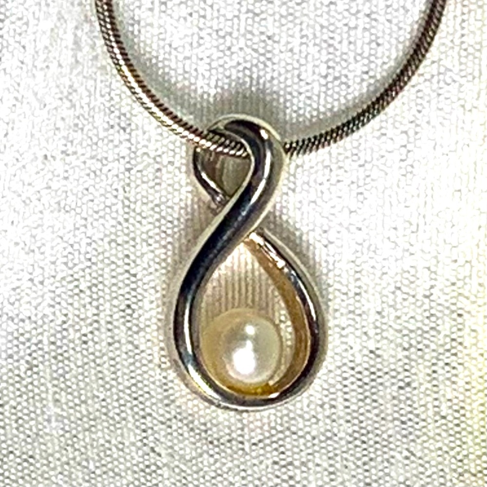 Genuine pearl set in sterling necklace